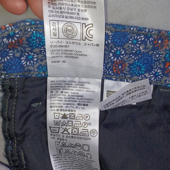 Levi's Women's Denim Jean Shorts Size 16 Blue Floral Print Cutoff 4" Mid Rise - Picture 11 of 12